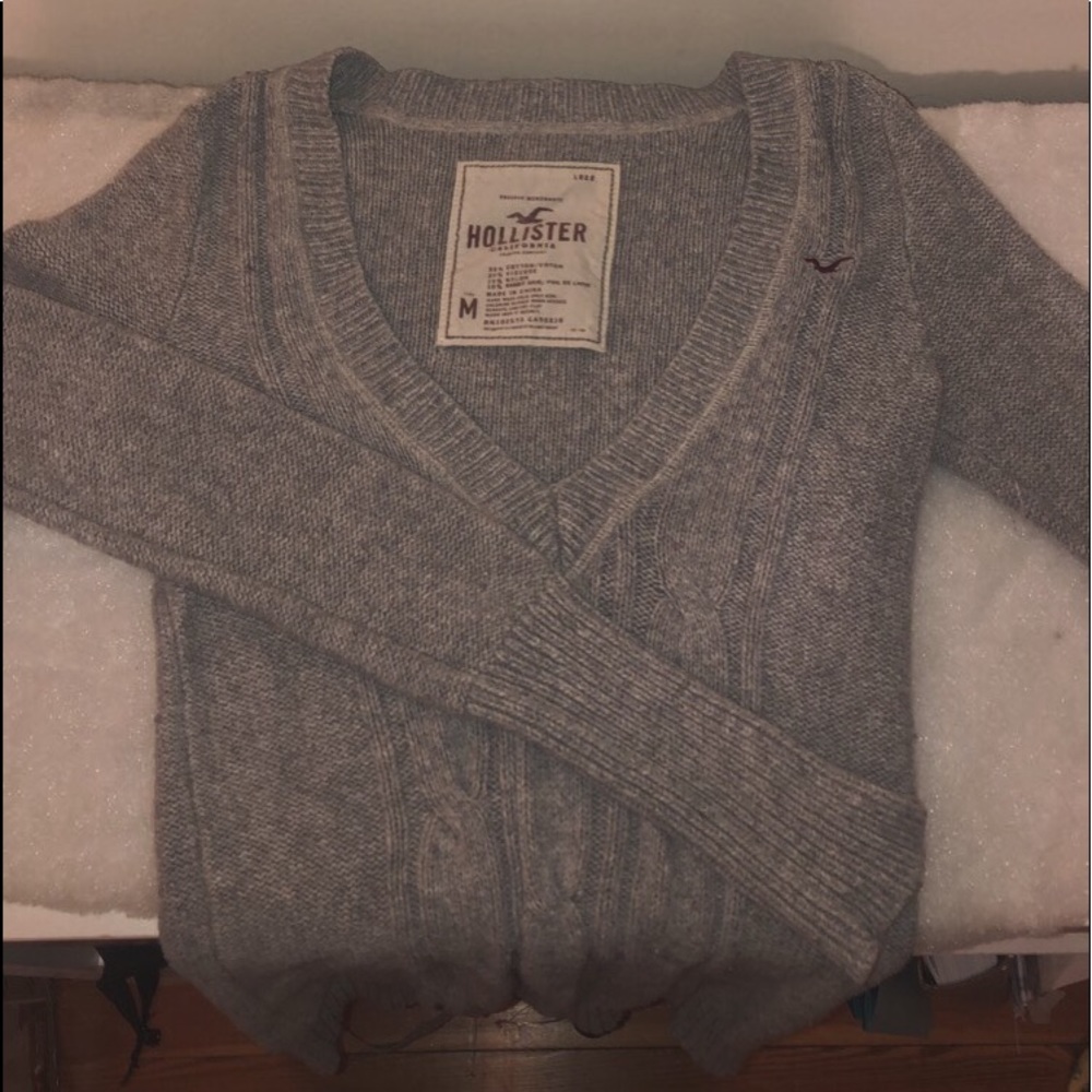 Grey low-cut Hollister sweater 🤍🖤